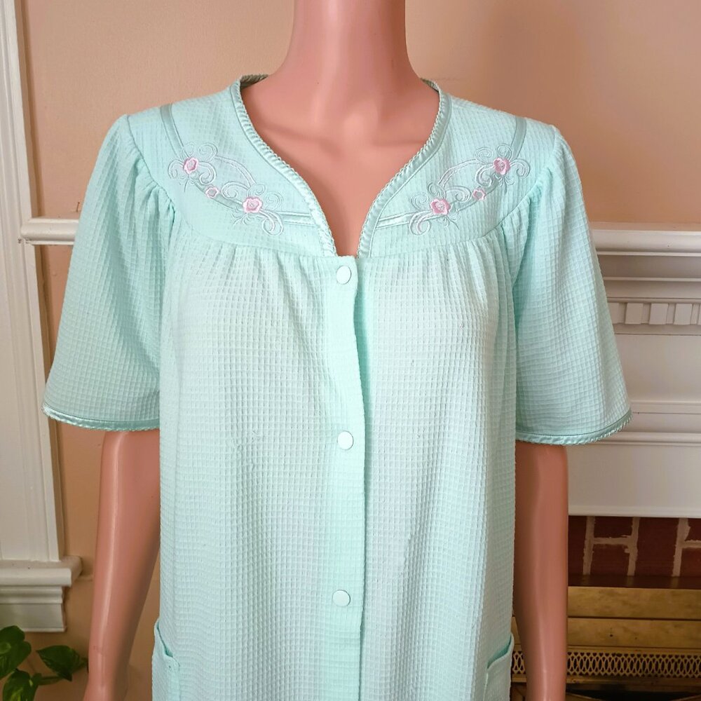 Adonna Waffle Knit Snap Front Robe S Short Sleeve Pockets Embroidered Neckline